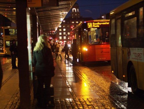 Parada de autobús de noche en Copenhague